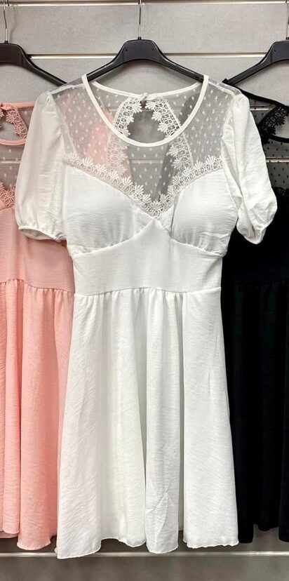 Baltos spalvos puošni suknelė
