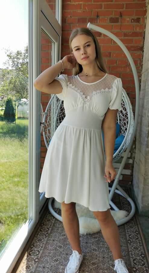 Baltos spalvos puošni suknelė