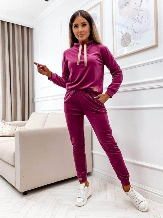 Veliūrinis laisvalaikio kostiumėlis