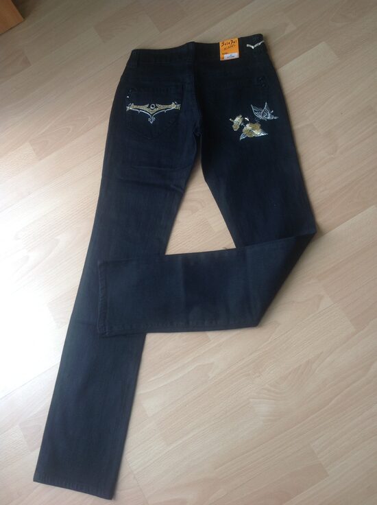 Juodos spalvos džinsai