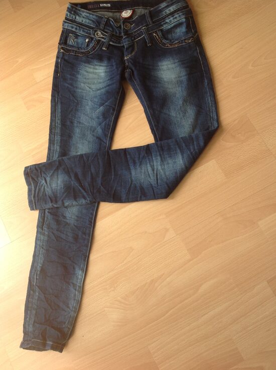 Džinsai su grandinėle