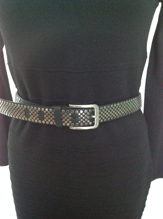 Diržas su kniedėmis