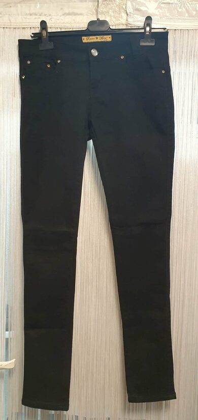 Juodos spalvos kelnės