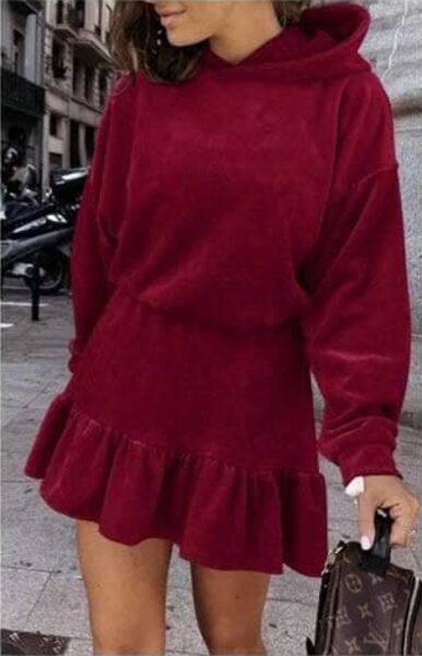Veliūrinė suknelė su gaubtuvu