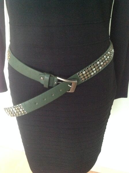 Diržas su kniedėmis