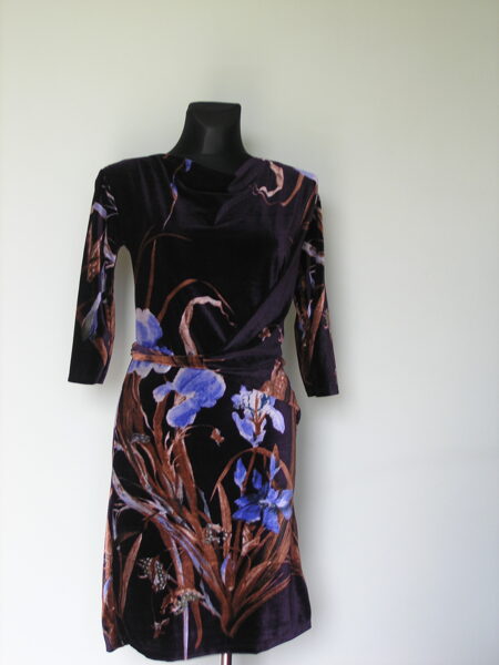 Veliūrinė gėlėta suknelė