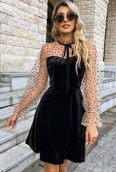 Veliūrinė suknelė su tiulio rankovėmis