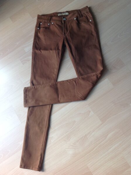 Rudos spalvos kelnės